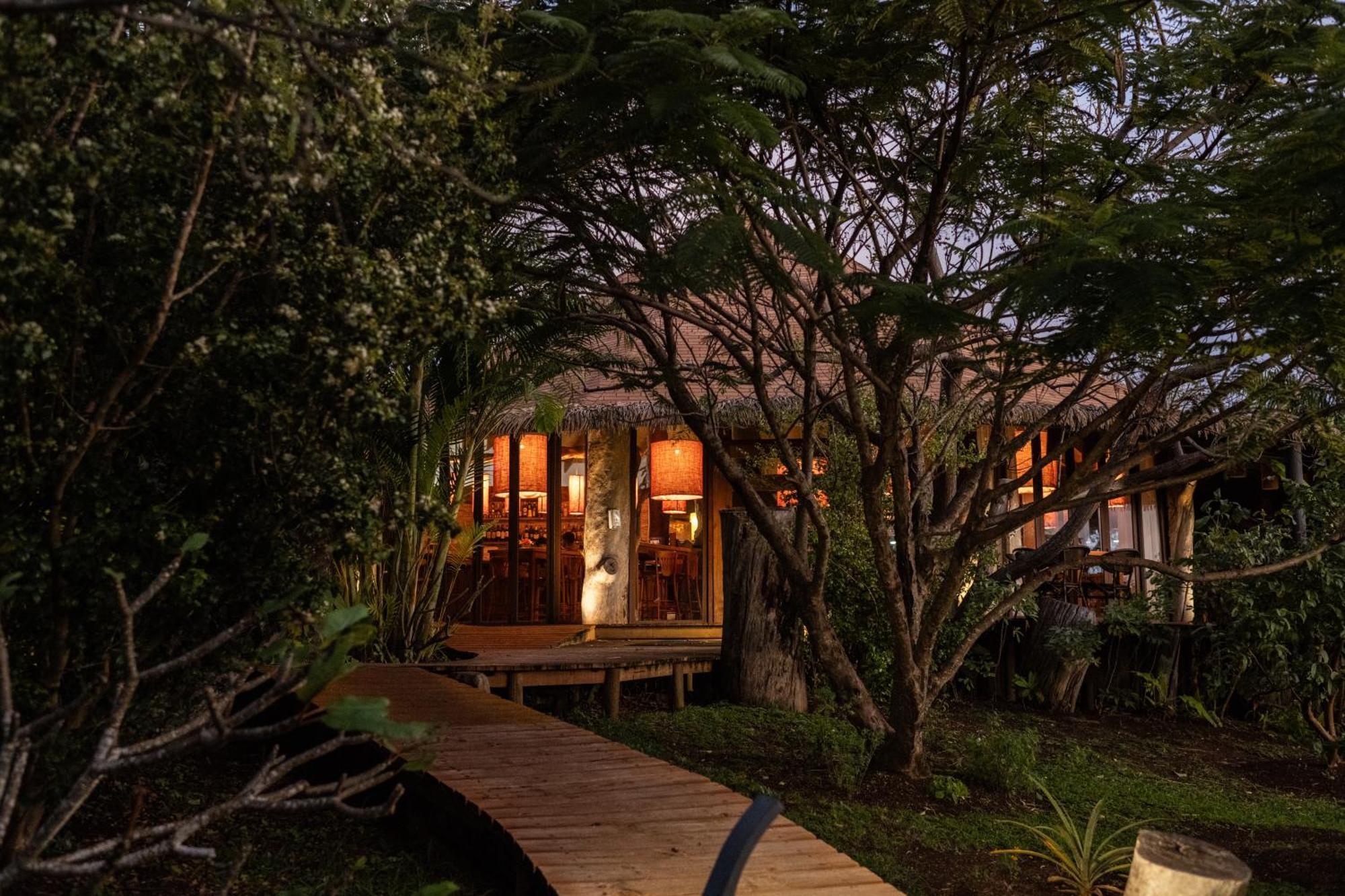Hotel Hare Uta Hanga Roa Exterior photo