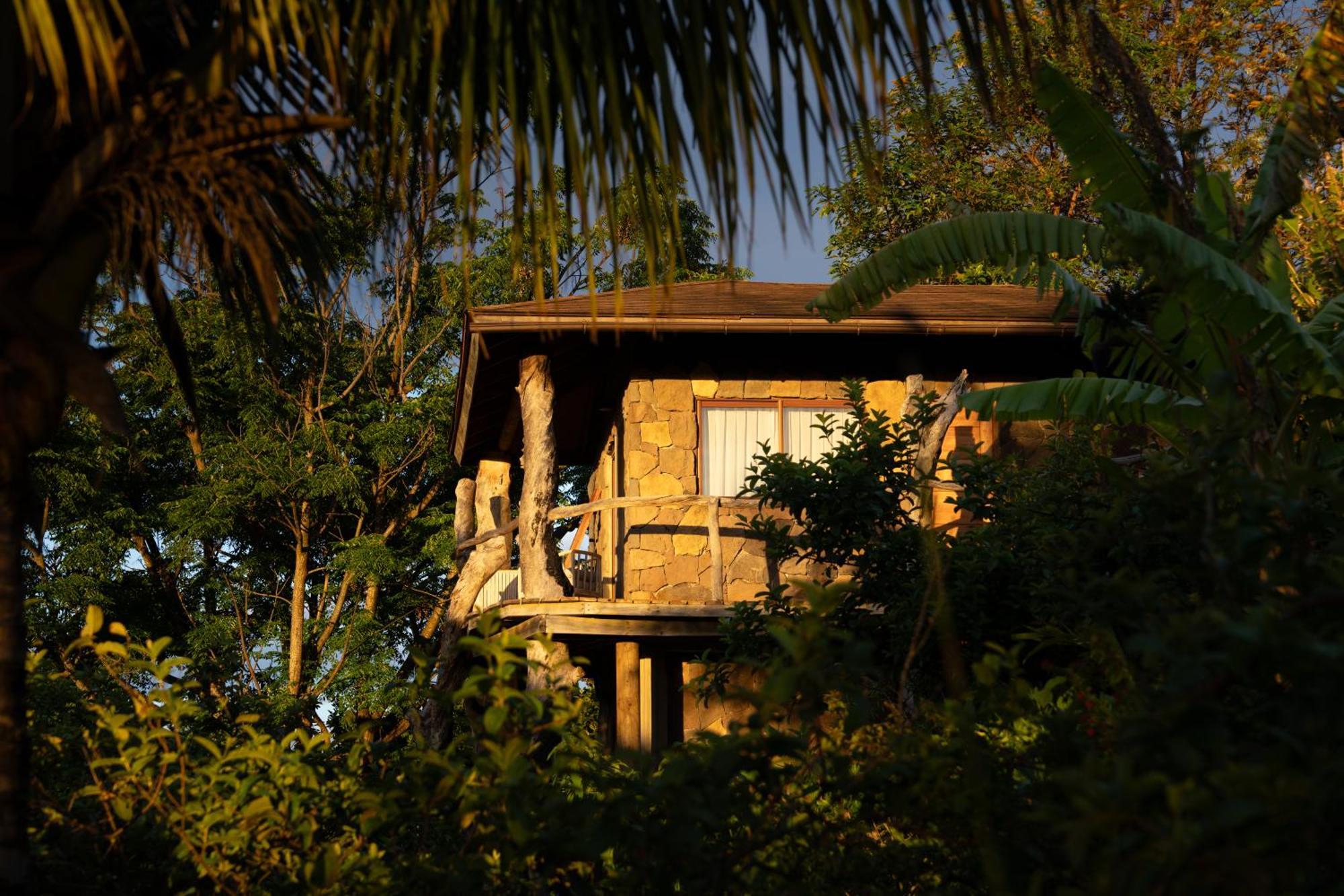 Hotel Hare Uta Hanga Roa Exterior photo